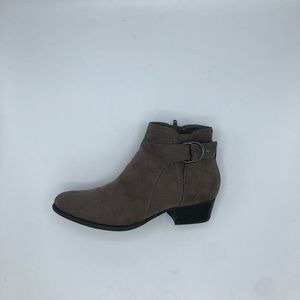 Women’s Unisa Boots 9M